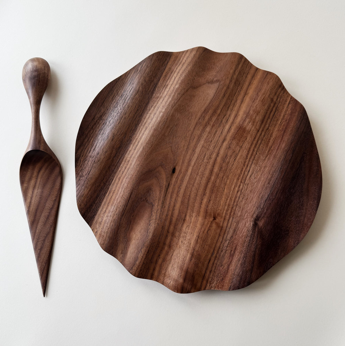 Wavy plate and cake server set in tanned walnut