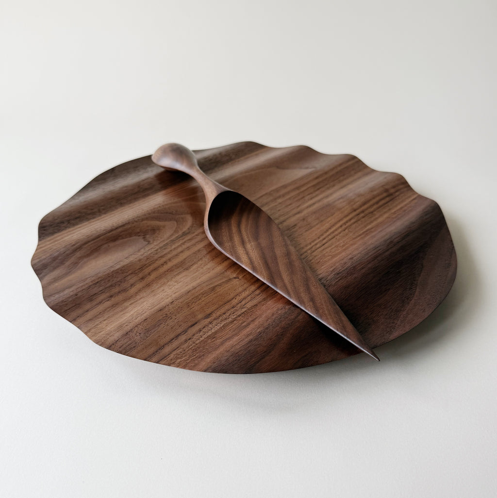 Wavy plate and cake server set in tanned walnut