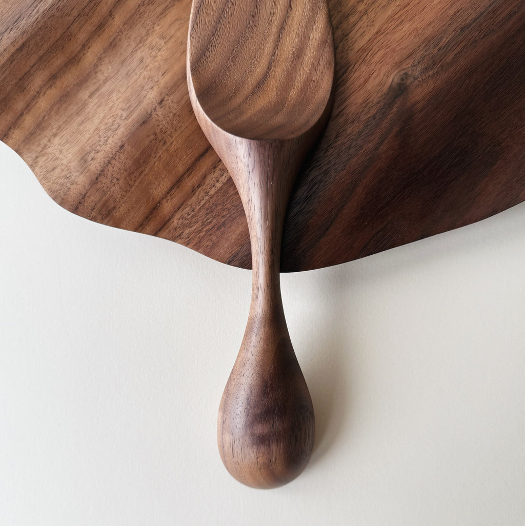 Wavy plate and cake server set in tanned walnut