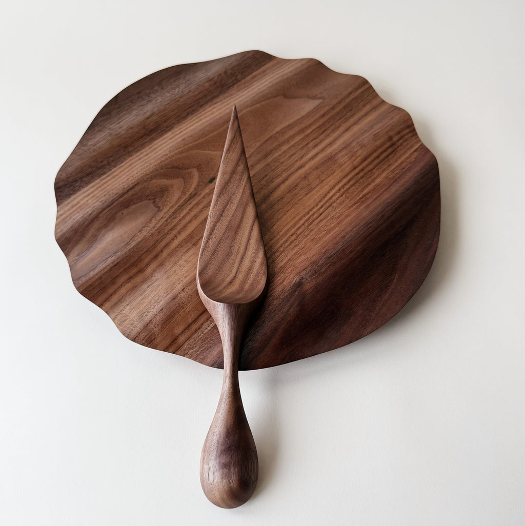 Wavy plate and cake server set in tanned walnut