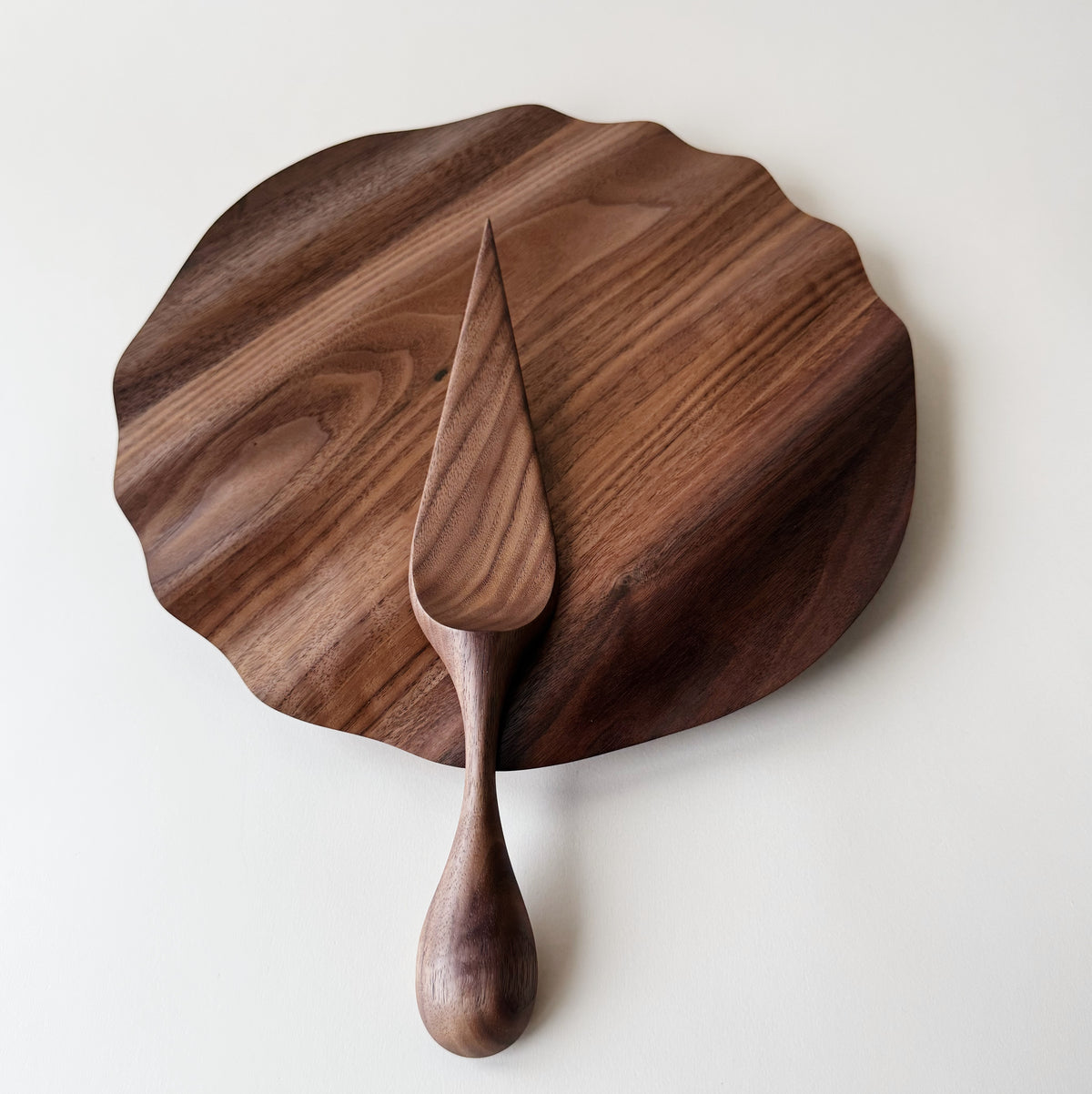 Wavy plate and cake server set in tanned walnut