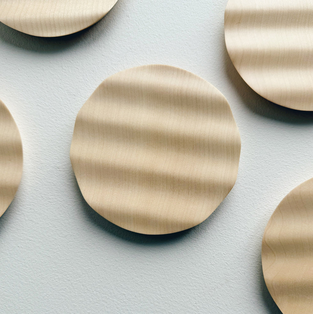 Mini wavy plate in sycamore