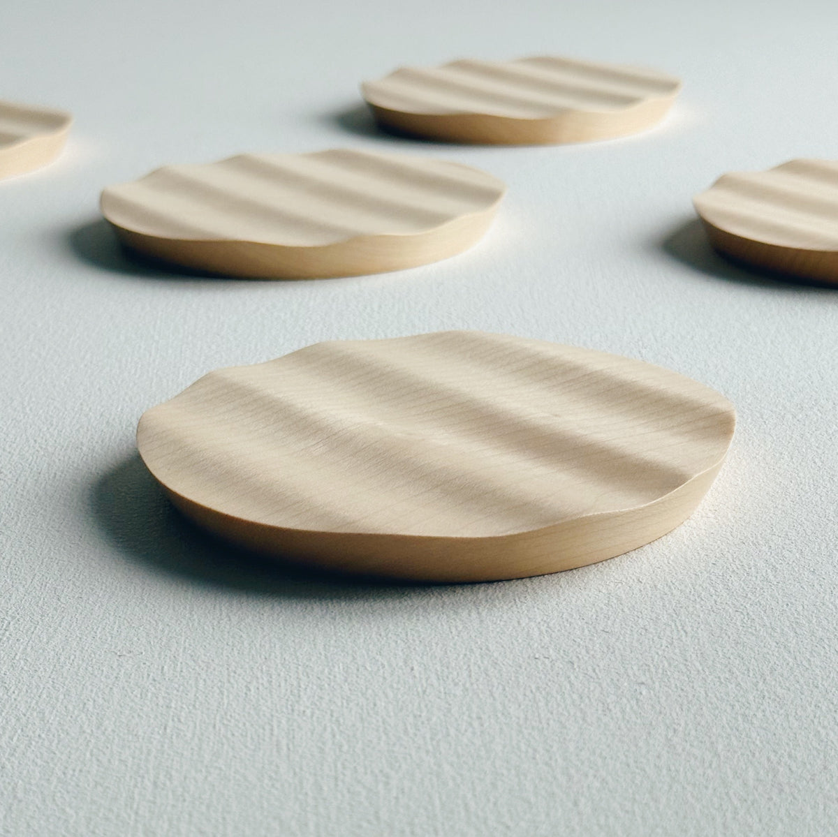 Mini wavy plate in sycamore