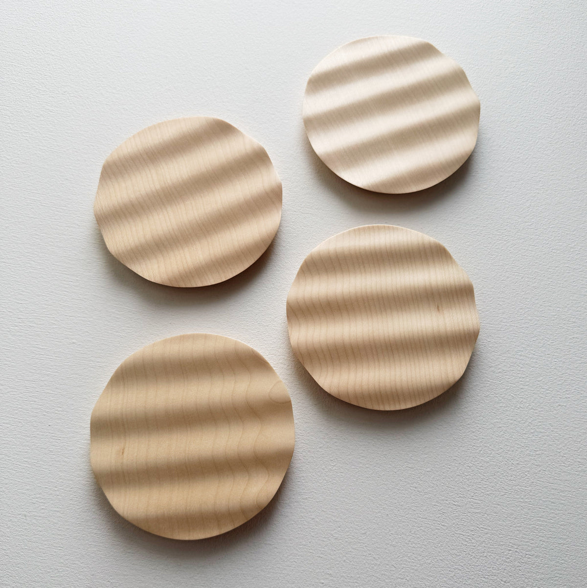 Mini wavy plate in sycamore