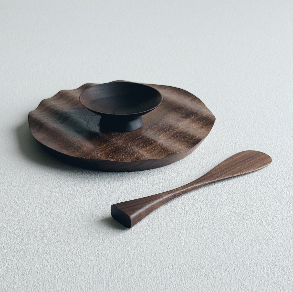 Wavy side set in vintage black walnut