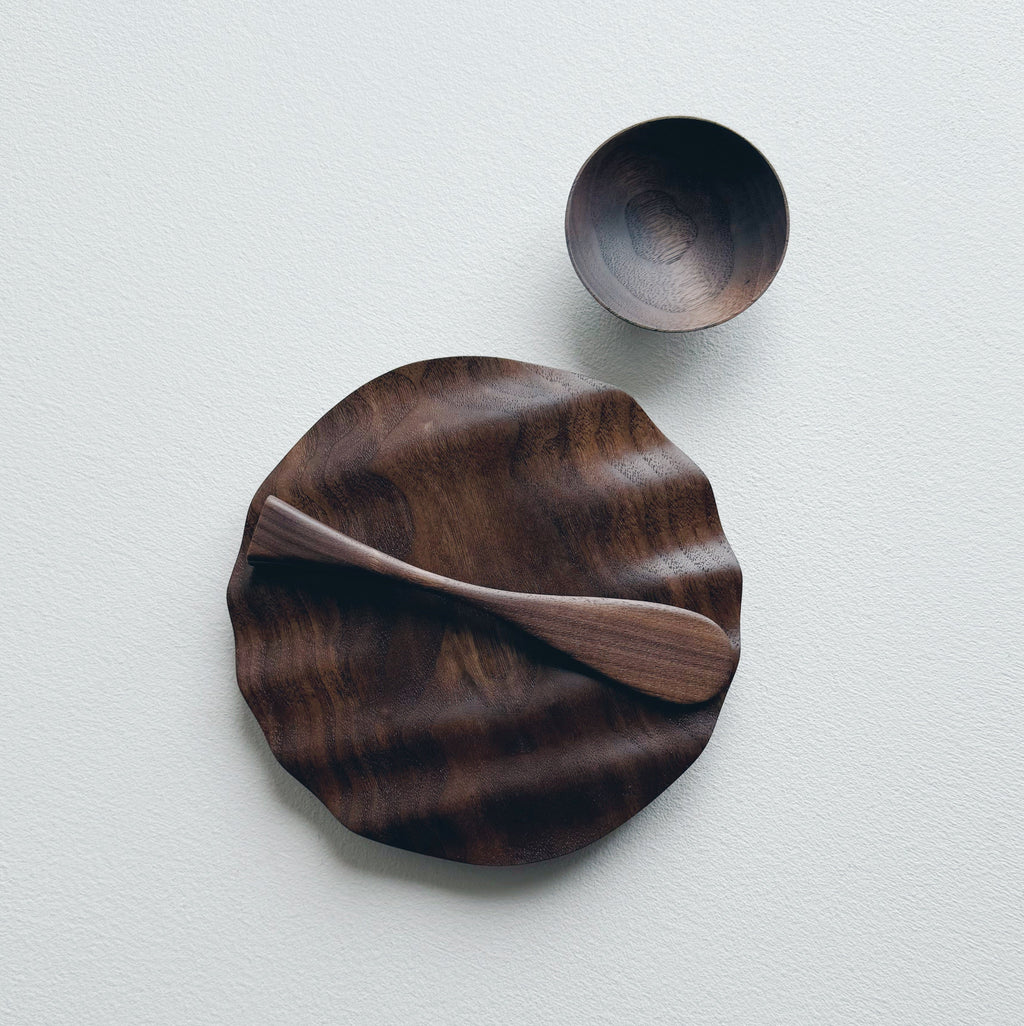 Wavy side set in vintage black walnut