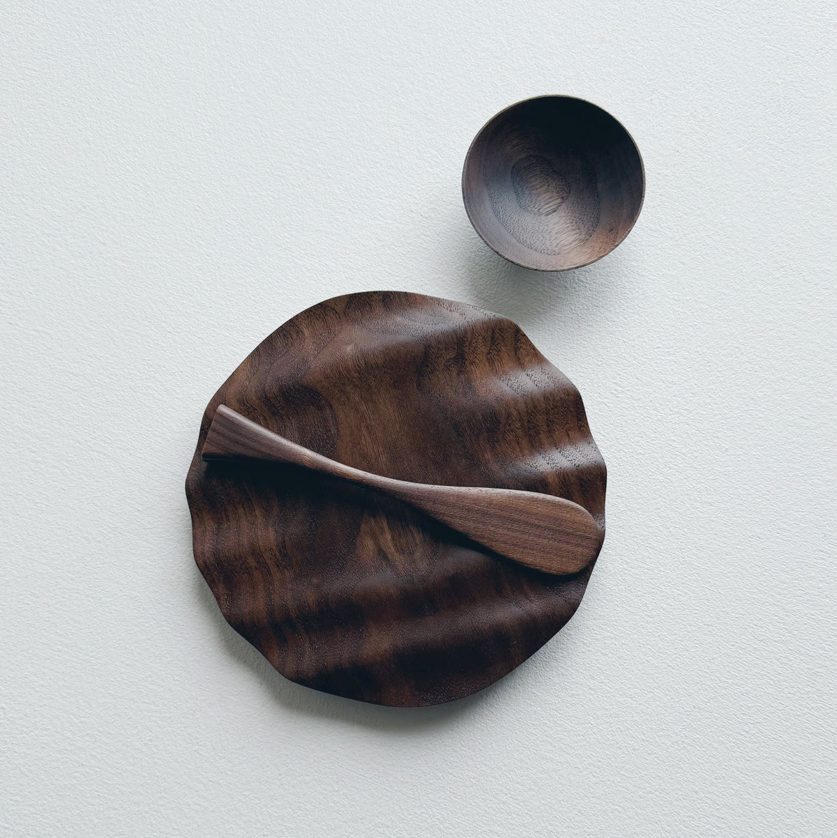 Wavy side set in vintage black walnut