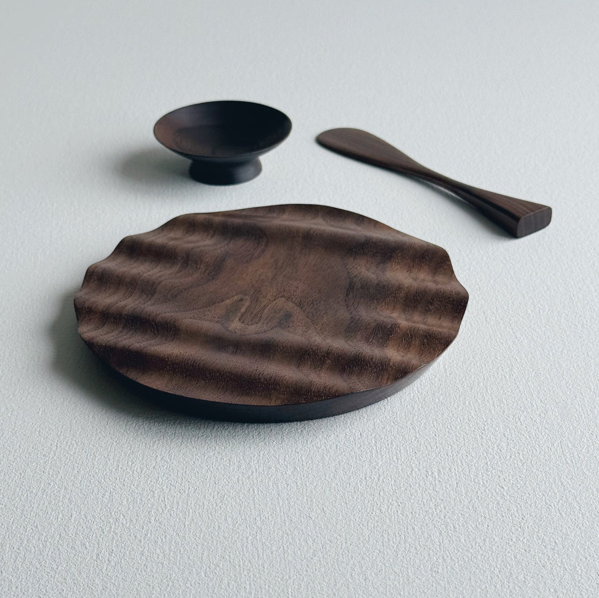 Wavy side set in vintage black walnut