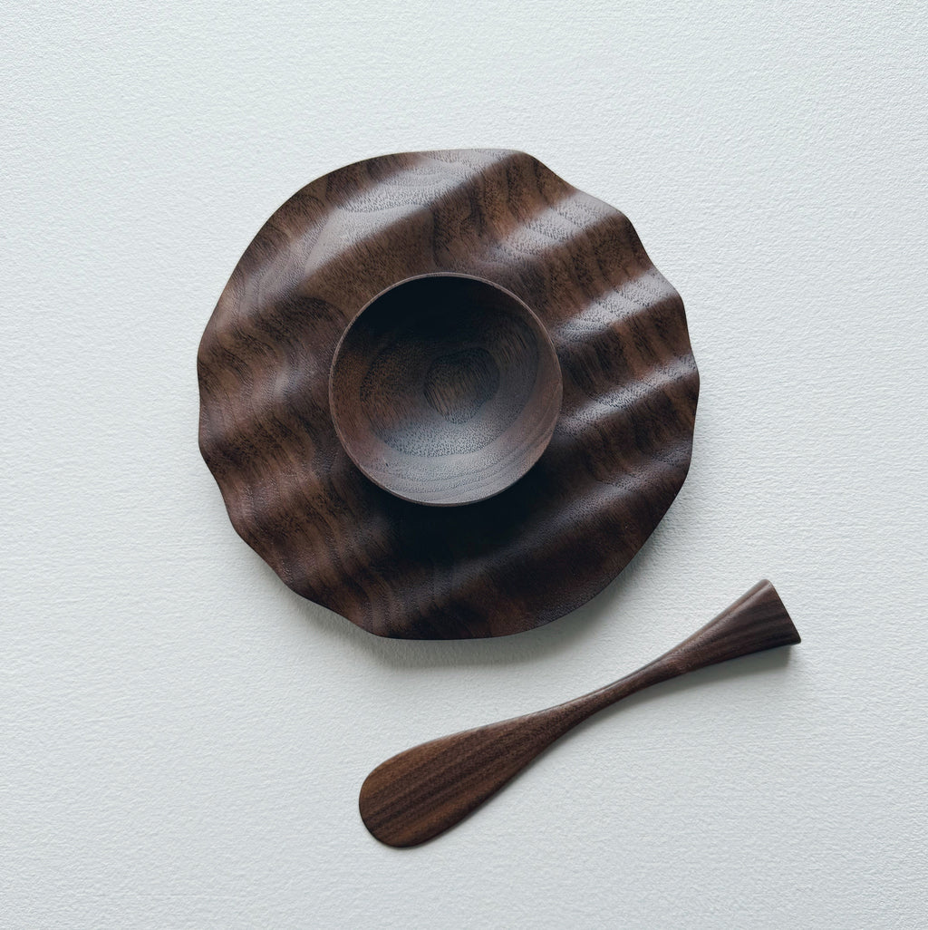 Wavy side set in vintage black walnut