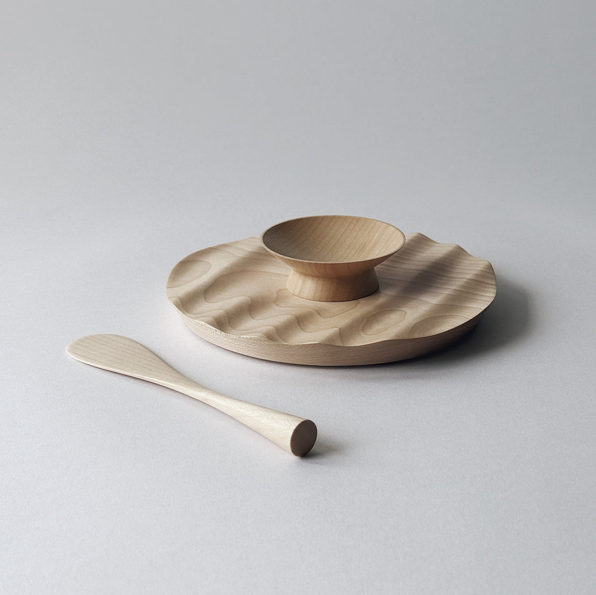 Wavy side set in sycamore