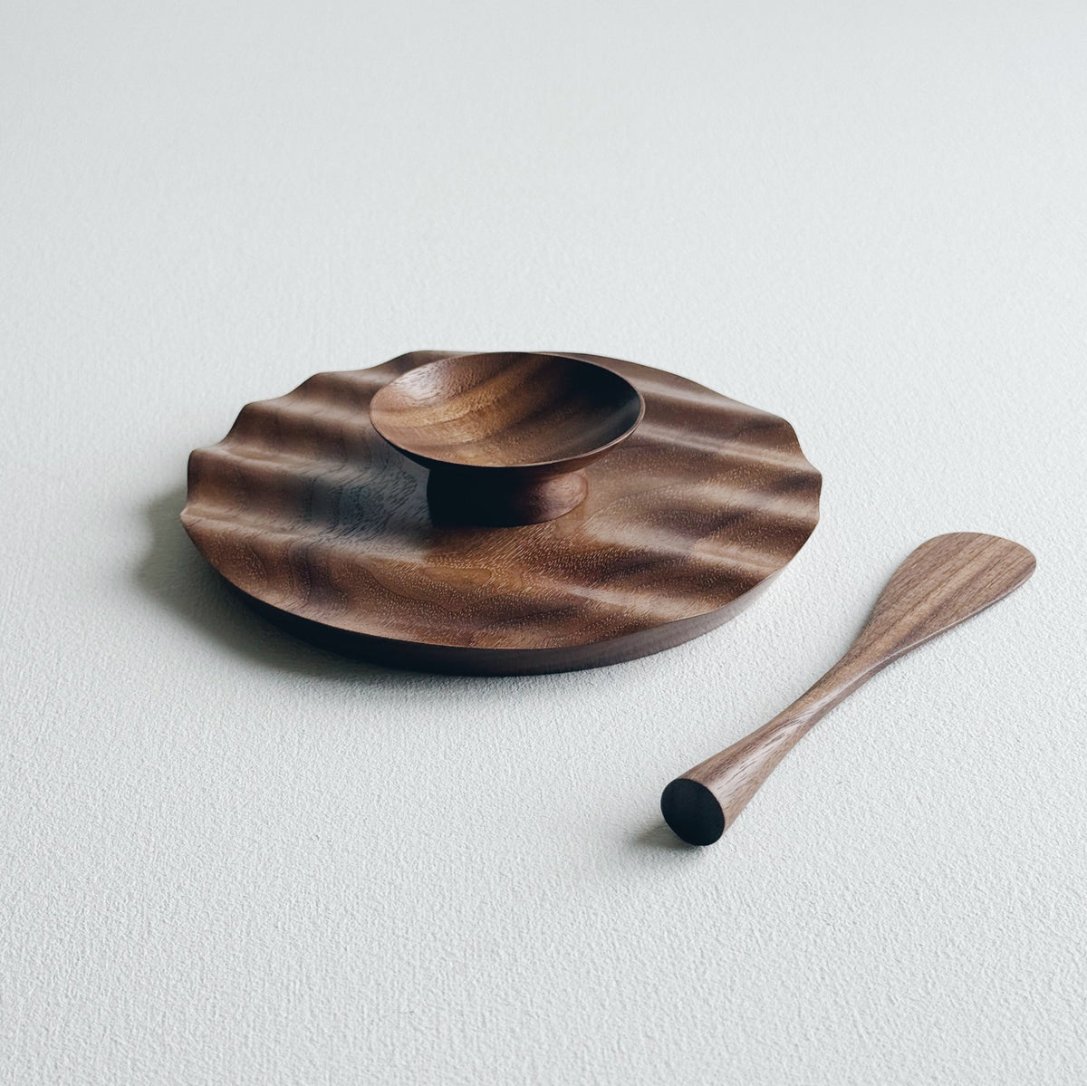 Wavy side set in tanned walnut