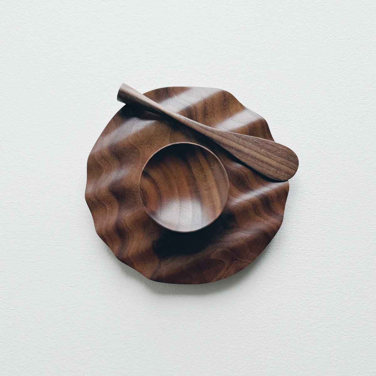 Wavy side set in tanned walnut
