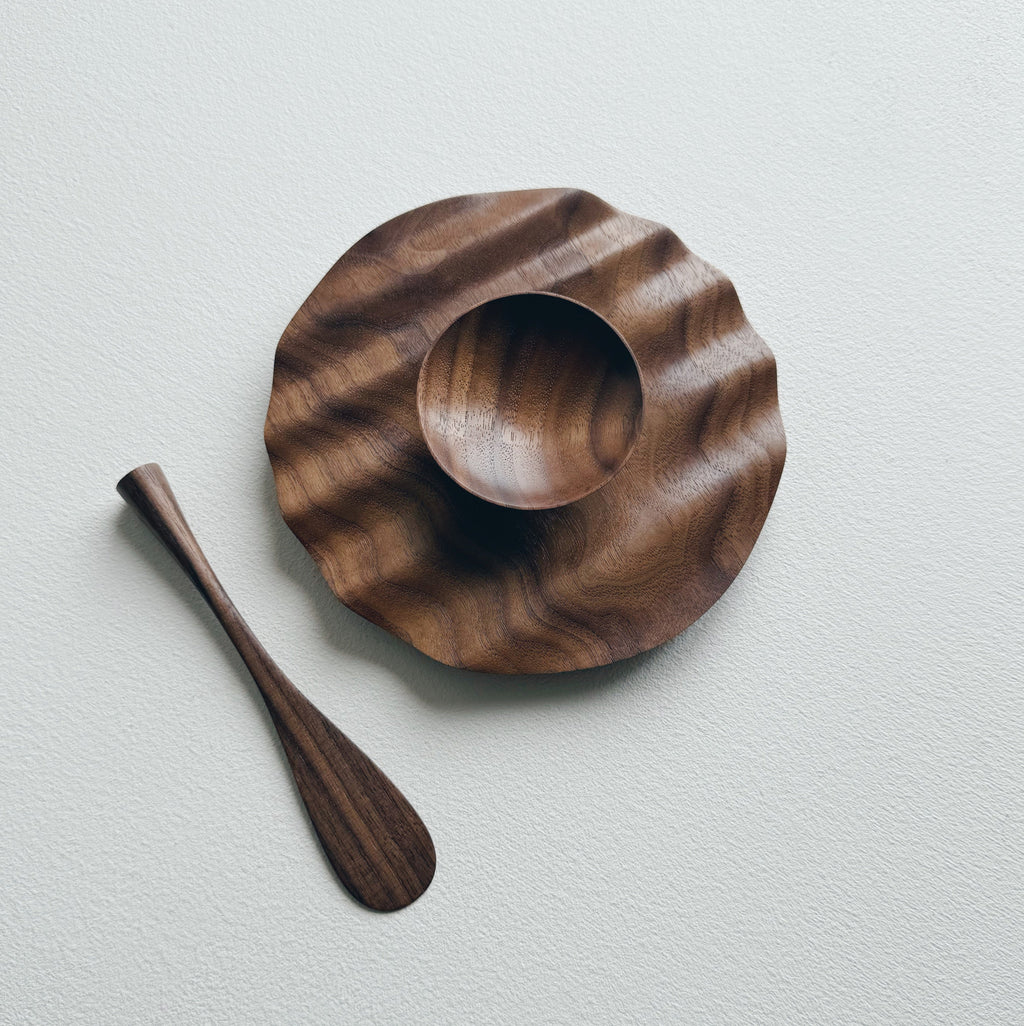 Wavy side set in tanned walnut