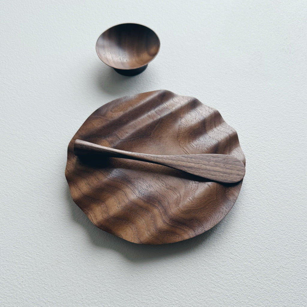 Wavy side set in tanned walnut